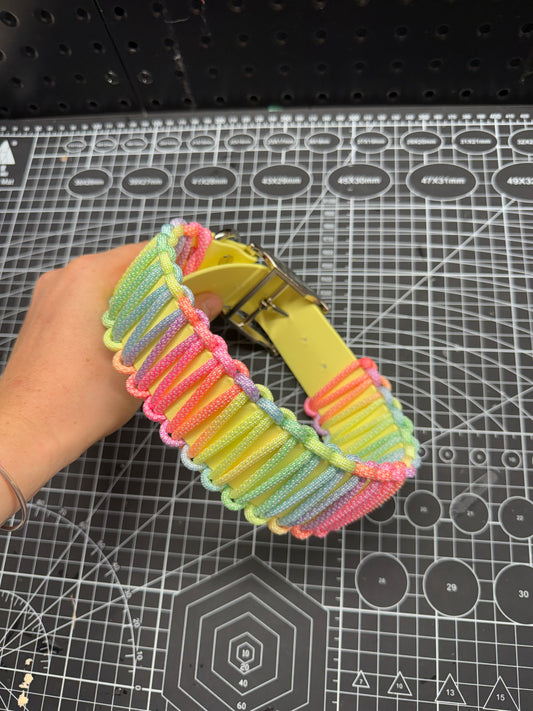 Collier tressé, multicolore arc en ciel